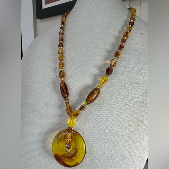 Unusual unique swirled amber colored statement necklace - Picture 2 of 7